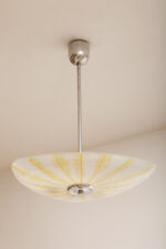 Szklana dwupunktowa trójkątna mlecznobiała z żółtym geometrycznym wzorem lampa sufitowa „Parasolka” na metalowej sztycy, Napako, Czechosłowacja, lata 50/60. - obrazek 2