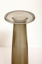 Cylindryczny ręcznie formowany smukły i wysoki (40 cm) wazon z dymionego szkła w szarym kolorze z wlewem w kształcie ronda kapelusza, IKEA, Szwecja, lata 90 - obrazek 21