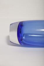 Półprzezroczysty średniej wielkości (28 cm) kobaltowy niesymetryczny szklany wazon z wlewem w formie kwiatowego kielicha, szkło Sommerso, Iittala, Finlandia, lata 70. - obrazek 21