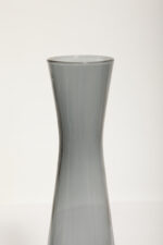 Delikatny średniej wielkości (25 cm) szklany ręcznie formowany wazon z cienkiego dymionego szkła w szarym kolorze w kształcie zbliżonym do klepsydry, Niemcy, lata 70. - obrazek 22