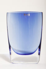 Szklany niski (21 cm) o przekroju łezki płaski niebieski/kobaltowy wazon z przezroczystą podstawą, Krośnieńskie Huty Szkła Krosno S.A., Polska, lata 90. - obrazek 21