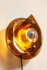 Okrągły półprzezroczysty kinkiet w stylu Space Age złożony z kilku równolegle ustawionych względem siebie płaszczyzn z akrylu/pleksi, firma Herda, Holandia, lata 70. - obrazek 21