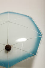 Jednopunktowa mlecznobiała szklana lampa ścienna/kinkiet z niebieskim obrysem i symetrycznym ażurowym wzorem, Polska, lata 60. - obrazek 21