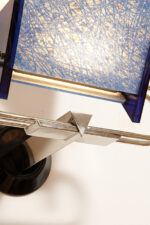 Duża jednopunktowa lampa ścienna/kinkiet "Murana 1680-9" z chromowanym ramieniem, kloszem złożonym z czterech szklanych płytek i z granatowymi półprzepuszczalnymi trójkątnymi uchwytami z tworzywa, Postmodernizm i styl Memphis, projekt Perry King & Santiago Miranda dla Arteluce, Włochy, lata 80. - obrazek 21