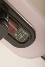 Duża postmodernistyczna jednopunktowa lampa ścienna/kinkiet "Jill" z grafitowym metalowym ramieniem i płytkim szklanym matowym jasno różowym kloszem, projekt Perry King, Santiago Miranda i Gianluigi Arnaldi dla Arteluce, Włochy, wzór z 1978 roku - obrazek 21