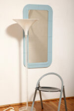 Prostokątne lustro ścienne osadzone w modułowej niebieskiej lekkiej ramie z tworzywa z zaokrąglonymi rogami, Anna Castelli Ferrieri, firma Kartell, Włochy, lata 60. - obrazek 32