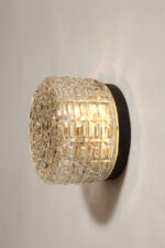 Szklany nieduży jednopunktowy okrągły przezroczysto lodowy kinkiet "Petit" z geometrycznym wzorem osadzony na czarnej metalowej obejmie, Francja, lata 70. - obrazek 19