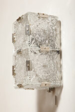 Szklana jednopunktowa lampa ścienna/kinkiet złożony z powtarzalnych fakturowych kwadratowych kafli spiętych metalowymi klamrami, Kamenicky Šenov, Czechosłowacja, lata 60. - obrazek 22