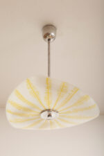 Szklana dwupunktowa trójkątna mlecznobiała z żółtym geometrycznym wzorem lampa sufitowa „Parasolka” na metalowej sztycy, Napako, Czechosłowacja, lata 50/60. - obrazek 21