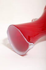 Duży szklany dwuwarstwowy czerwony dzbanek "Verona" z mlecznobiałym wnętrzem i przezroczystym uchem, projekt Ludwik Fiedorowicz, Huta Szkła Gospodarczego "Ząbkowice" w Dąbrowie Górniczej, Polska, wzór z 1982 roku - obrazek 18