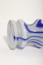 Jasno szaroniebieski średniej wielkości (22,5 cm) masywny dwuwarstwowy ręcznie formowany szklany wazon w stylu projektów Carlo Moretti/Murano, lata 70. - obrazek 16