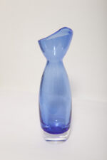 Półprzezroczysty średniej wielkości (28 cm) kobaltowy niesymetryczny szklany wazon z wlewem w formie kwiatowego kielicha, szkło Sommerso, Iittala, Finlandia, lata 70. - obrazek 22