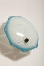 Jednopunktowa mlecznobiała szklana lampa ścienna/kinkiet z niebieskim obrysem i symetrycznym ażurowym wzorem, Polska, lata 60. - obrazek 22