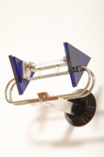 Duża jednopunktowa lampa ścienna/kinkiet "Murana 1680-9" z chromowanym ramieniem, kloszem złożonym z czterech szklanych płytek i z granatowymi półprzepuszczalnymi trójkątnymi uchwytami z tworzywa, Postmodernizm i styl Memphis, projekt Perry King & Santiago Miranda dla Arteluce, Włochy, lata 80. - obrazek 22