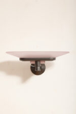 Duża postmodernistyczna jednopunktowa lampa ścienna/kinkiet "Jill" z grafitowym metalowym ramieniem i płytkim szklanym matowym jasno różowym kloszem, projekt Perry King, Santiago Miranda i Gianluigi Arnaldi dla Arteluce, Włochy, wzór z 1978 roku - obrazek 22