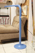 Duża niebieska jednopunktowa lampa biurkowa/podłogowa w kształcie odwróconego "L" z tworzywa sztucznego z metalową okrągłą podstawą "Tube", projekt Anders Pehrson dla Ateljé Lyktan, Space Age, Szwecja, wzór z 1973 roku - obrazek 22