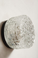 Szklany nieduży jednopunktowy okrągły przezroczysto lodowy kinkiet "Petit" z geometrycznym wzorem osadzony na czarnej metalowej obejmie, Francja, lata 70. - obrazek 20