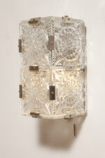 Szklana jednopunktowa lampa ścienna/kinkiet złożony z powtarzalnych fakturowych kwadratowych kafli spiętych metalowymi klamrami, Kamenicky Šenov, Czechosłowacja, lata 60. - obrazek 23