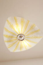 Szklana dwupunktowa trójkątna mlecznobiała z żółtym geometrycznym wzorem lampa sufitowa „Parasolka” na metalowej sztycy, Napako, Czechosłowacja, lata 50/60. - obrazek 22
