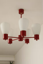 Pięciopunktowa czerwona metalowa lampa sufitowa/żyrandol ze szklanymi mlecznobiałymi kloszami, Niemcy, lata 60/70. - obrazek 23