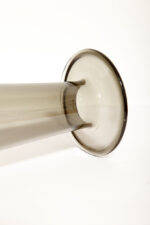 Cylindryczny ręcznie formowany smukły i wysoki (40 cm) wazon z dymionego szkła w szarym kolorze z wlewem w kształcie ronda kapelusza, IKEA, Szwecja, lata 90 - obrazek 23