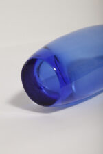 Półprzezroczysty średniej wielkości (28 cm) kobaltowy niesymetryczny szklany wazon z wlewem w formie kwiatowego kielicha, szkło Sommerso, Iittala, Finlandia, lata 70. - obrazek 23