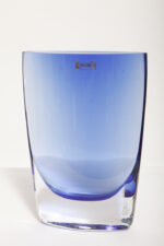 Szklany niski (21 cm) o przekroju łezki płaski niebieski/kobaltowy wazon z przezroczystą podstawą, Krośnieńskie Huty Szkła Krosno S.A., Polska, lata 90. - obrazek 23