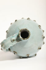 Ceramiczny pękaty dzbanek/amfora/bukłak (21,5 cm) w morskim/jasnoniebieskim kolorze z uchem i wypustkami, Niemcy, lata 60. - obrazek 23