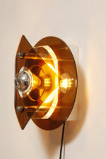 Okrągły półprzezroczysty kinkiet w stylu Space Age złożony z kilku równolegle ustawionych względem siebie płaszczyzn z akrylu/pleksi, firma Herda, Holandia, lata 70. - obrazek 23