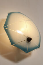 Jednopunktowa mlecznobiała szklana lampa ścienna/kinkiet z niebieskim obrysem i symetrycznym ażurowym wzorem, Polska, lata 60. - obrazek 23