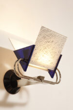 Duża jednopunktowa lampa ścienna/kinkiet "Murana 1680-9" z chromowanym ramieniem, kloszem złożonym z czterech szklanych płytek i z granatowymi półprzepuszczalnymi trójkątnymi uchwytami z tworzywa, Postmodernizm i styl Memphis, projekt Perry King & Santiago Miranda dla Arteluce, Włochy, lata 80. - obrazek 23