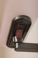 Duża postmodernistyczna jednopunktowa lampa ścienna/kinkiet "Jill" z grafitowym metalowym ramieniem i płytkim szklanym matowym jasno różowym kloszem, projekt Perry King, Santiago Miranda i Gianluigi Arnaldi dla Arteluce, Włochy, wzór z 1978 roku - obrazek 23