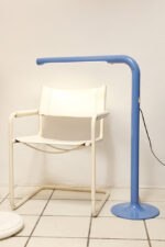 Duża niebieska jednopunktowa lampa biurkowa/podłogowa w kształcie odwróconego "L" z tworzywa sztucznego z metalową okrągłą podstawą "Tube", projekt Anders Pehrson dla Ateljé Lyktan, Space Age, Szwecja, wzór z 1973 roku - obrazek 23