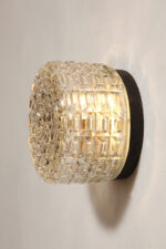 Szklany nieduży jednopunktowy okrągły przezroczysto lodowy kinkiet "Petit" z geometrycznym wzorem osadzony na czarnej metalowej obejmie, Francja, lata 70. - obrazek 21