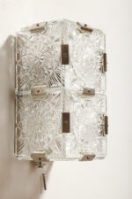 Szklana jednopunktowa lampa ścienna/kinkiet złożony z powtarzalnych fakturowych kwadratowych kafli spiętych metalowymi klamrami, Kamenicky Šenov, Czechosłowacja, lata 60. - obrazek 24