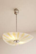 Szklana dwupunktowa trójkątna mlecznobiała z żółtym geometrycznym wzorem lampa sufitowa „Parasolka” na metalowej sztycy, Napako, Czechosłowacja, lata 50/60. - obrazek 23