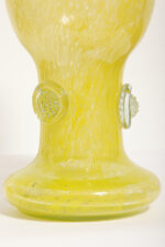 Duży cytrynowy szklany wazon/kielich z przeźroczystymi "guzikami", projekt Czesław Hajnysz, Spółdzielnia Pracy Przemysłu Ludowego i Artystycznego Kamionka w Łysej Górze, Polska, lata 70. - obrazek 24