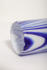 Jasno szaroniebieski średniej wielkości (22,5 cm) masywny dwuwarstwowy ręcznie formowany szklany wazon w stylu projektów Carlo Moretti/Murano, lata 70. - obrazek 14