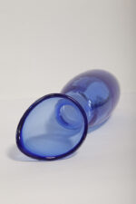 Półprzezroczysty średniej wielkości (28 cm) kobaltowy niesymetryczny szklany wazon z wlewem w formie kwiatowego kielicha, szkło Sommerso, Iittala, Finlandia, lata 70. - obrazek 24