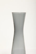 Delikatny średniej wielkości (25 cm) szklany ręcznie formowany wazon z cienkiego dymionego szkła w szarym kolorze w kształcie zbliżonym do klepsydry, Niemcy, lata 70. - obrazek 25