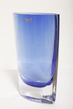 Szklany niski (21 cm) o przekroju łezki płaski niebieski/kobaltowy wazon z przezroczystą podstawą, Krośnieńskie Huty Szkła Krosno S.A., Polska, lata 90. - obrazek 24
