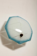 Jednopunktowa mlecznobiała szklana lampa ścienna/kinkiet z niebieskim obrysem i symetrycznym ażurowym wzorem, Polska, lata 60. - obrazek 24