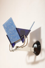 Duża jednopunktowa lampa ścienna/kinkiet "Murana 1680-9" z chromowanym ramieniem, kloszem złożonym z czterech szklanych płytek i z granatowymi półprzepuszczalnymi trójkątnymi uchwytami z tworzywa, Postmodernizm i styl Memphis, projekt Perry King & Santiago Miranda dla Arteluce, Włochy, lata 80. - obrazek 24