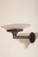 Duża postmodernistyczna jednopunktowa lampa ścienna/kinkiet "Jill" z grafitowym metalowym ramieniem i płytkim szklanym matowym jasno różowym kloszem, projekt Perry King, Santiago Miranda i Gianluigi Arnaldi dla Arteluce, Włochy, wzór z 1978 roku - obrazek 24