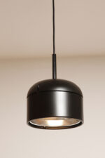 Nieduża jednopunktowa lampa wisząca/sufitowa z czarnym satynowym kloszem z tworzywa i metalowym srebrnym odbłyśnikiem, projekt Arnold Berges dla Staff Leuchten, Model 5518/19/38, Niemcy, lata 70. - obrazek 25