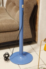 Duża niebieska jednopunktowa lampa biurkowa/podłogowa w kształcie odwróconego "L" z tworzywa sztucznego z metalową okrągłą podstawą "Tube", projekt Anders Pehrson dla Ateljé Lyktan, Space Age, Szwecja, wzór z 1973 roku - obrazek 24