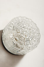 Szklany nieduży jednopunktowy okrągły przezroczysto lodowy kinkiet "Petit" z geometrycznym wzorem osadzony na czarnej metalowej obejmie, Francja, lata 70. - obrazek 22