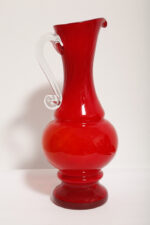 Duży szklany dwuwarstwowy czerwony dzbanek "Verona" z mlecznobiałym wnętrzem i przezroczystym uchem, projekt Ludwik Fiedorowicz, Huta Szkła Gospodarczego "Ząbkowice" w Dąbrowie Górniczej, Polska, wzór z 1982 roku - obrazek 21