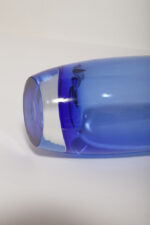 Półprzezroczysty średniej wielkości (28 cm) kobaltowy niesymetryczny szklany wazon z wlewem w formie kwiatowego kielicha, szkło Sommerso, Iittala, Finlandia, lata 70. - obrazek 25