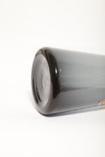 Delikatny średniej wielkości (25 cm) szklany ręcznie formowany wazon z cienkiego dymionego szkła w szarym kolorze w kształcie zbliżonym do klepsydry, Niemcy, lata 70. - obrazek 26